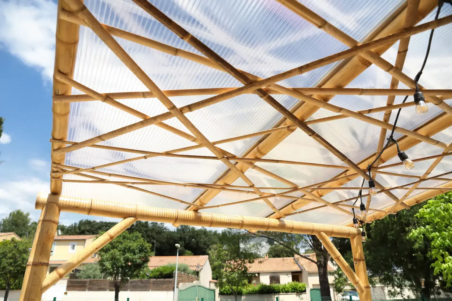 Pergola en bambou avec des lamelles de decoration