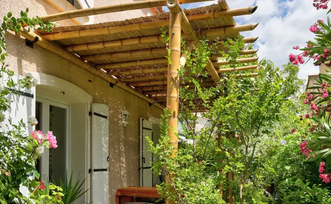 pergola adossée en bambou pour jardin
