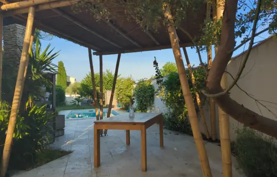 pergola Réunionnaise à côté d'une piscine