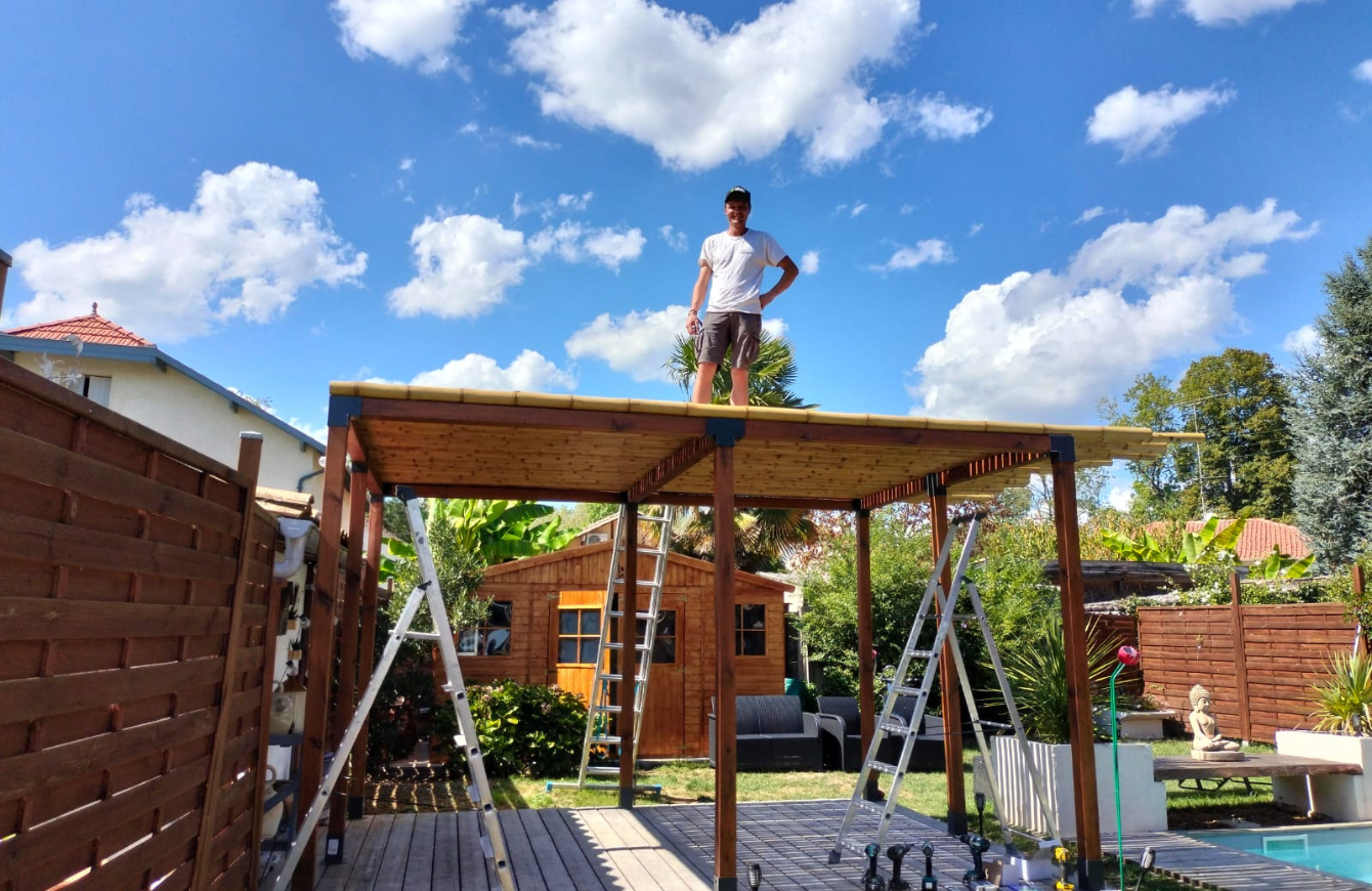 réalisation pergola avec toiture en bambou